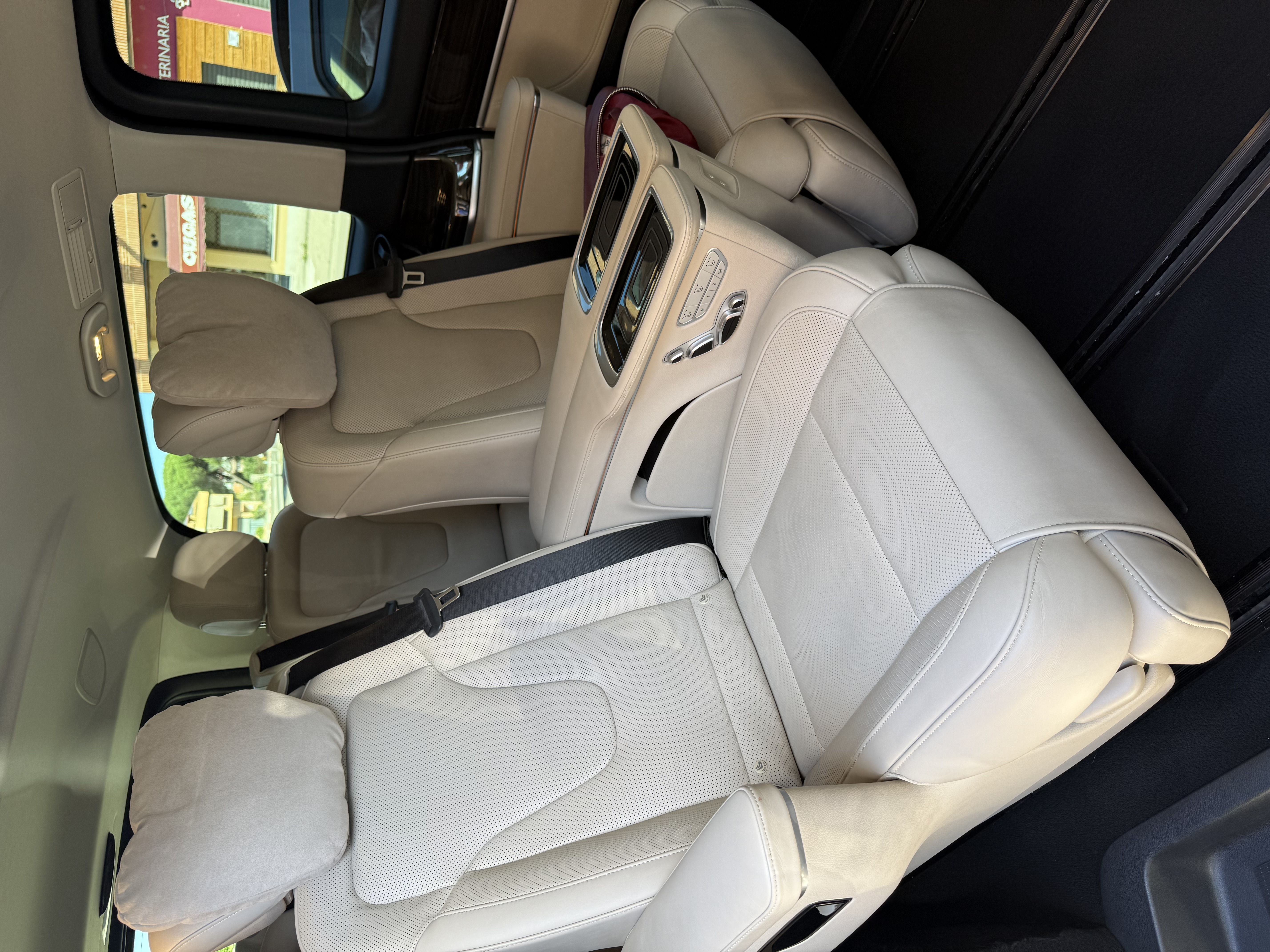 Mercedes-Benz V-Class 4 XXL seats detail
